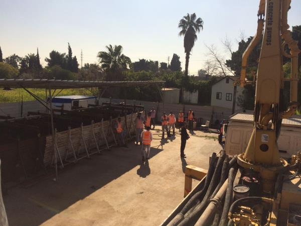 יצור קורות ל​גשר גנות הולכי רגל