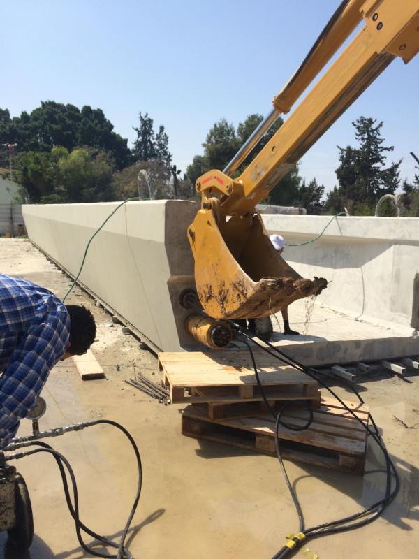 יצור קורות ל​גשר גנות הולכי רגל